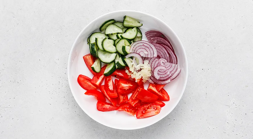 Теплый салат из огурцов, помидоров и баклажанов