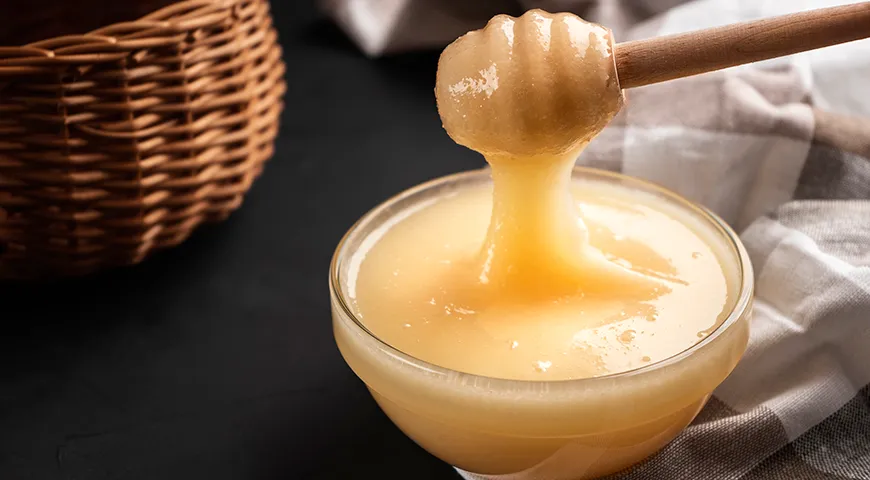 Зрелый эспарцетовый мед густеет в течение 1-2 месяцев после сбора, превращаясь в пастообразную массу с мелкой кристаллизацией