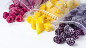 Выгоднее и полезнее: эти 6 фруктов и ягод диетологи советуют покупать замороженными