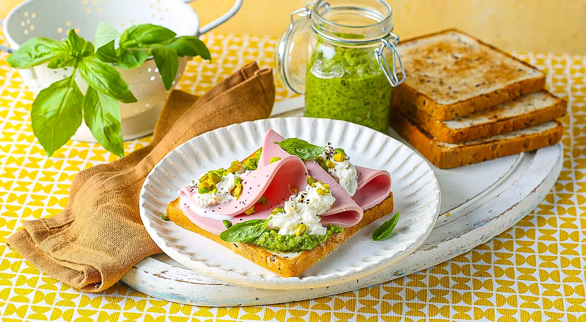 Тост с вареной колбасой, страчателлой и фисташками
