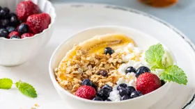 Банана-сплит с творогом и ягодами