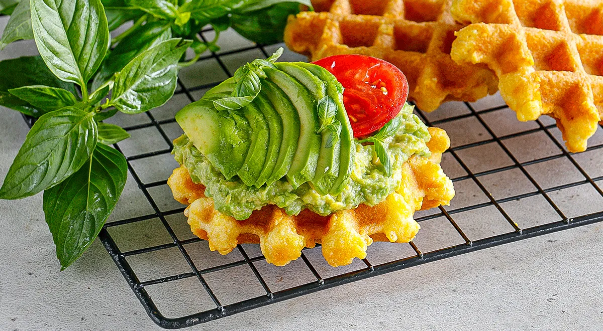 Чафли с авокадо, помидорами и базиликом