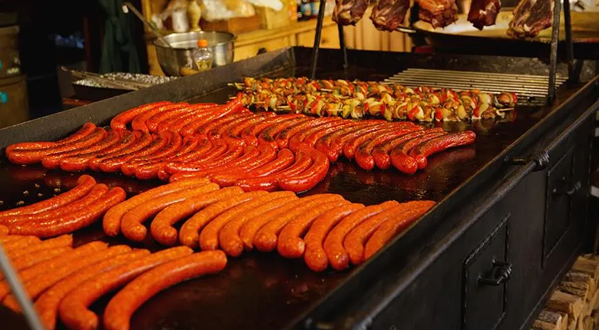 У венгров во время уличных новогодних и рождественских гуляний большой популярностью пользуются свиные колбаски