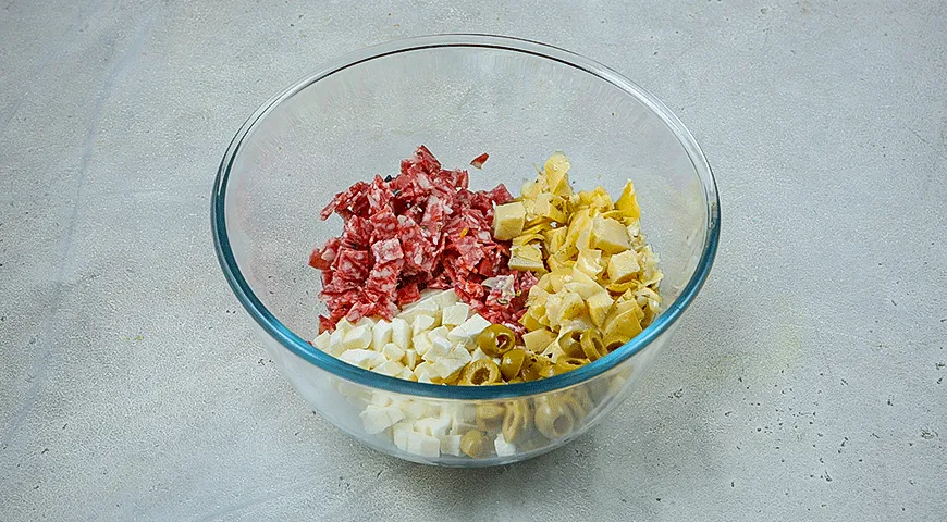 Кростини с салями, оливками и артишоками