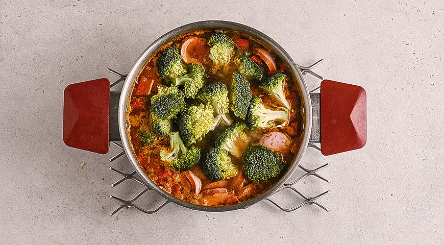 Овощной суп со шпикачками