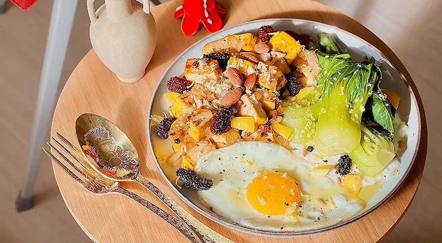 Полезный чесночный тофу с жареным яйцом и пак-чой