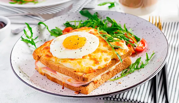 Горячие бутерброды с яйцами: 10 способов сделать завтрак вкуснее и разнообразнее