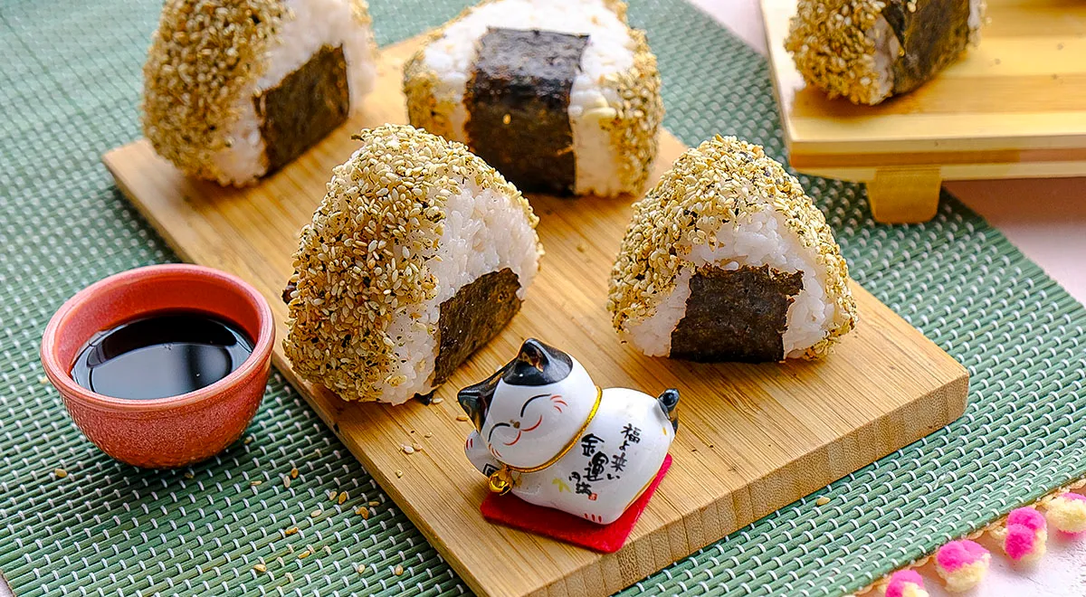 Онигири с тунцом