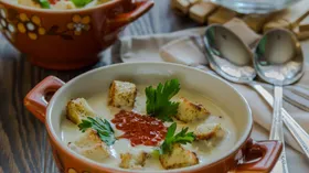 Сырный суп с красной икрой и гренками