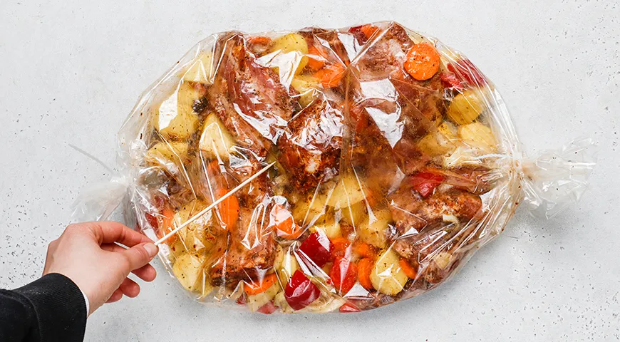 Свиные рёбрышки, запечённые с картошкой (в рукаве)