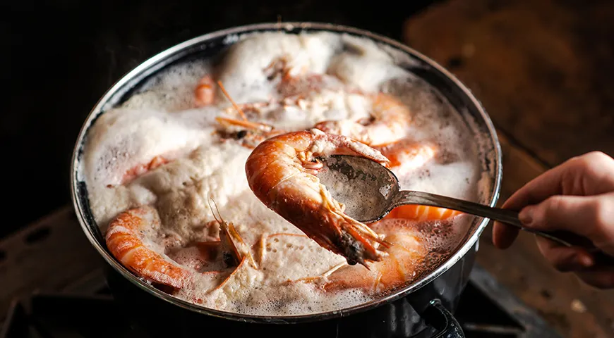 Сырые креветки сероватого или слегка зеленоватого цвета, а при варке становятся равномерно оранжевыми