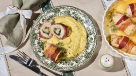 Куриные рулетики с моцареллой в беконе