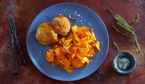 «Лапша» из моркови с розмарином