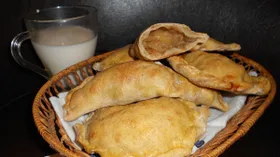Пресные ржаные пирожки с яблоком