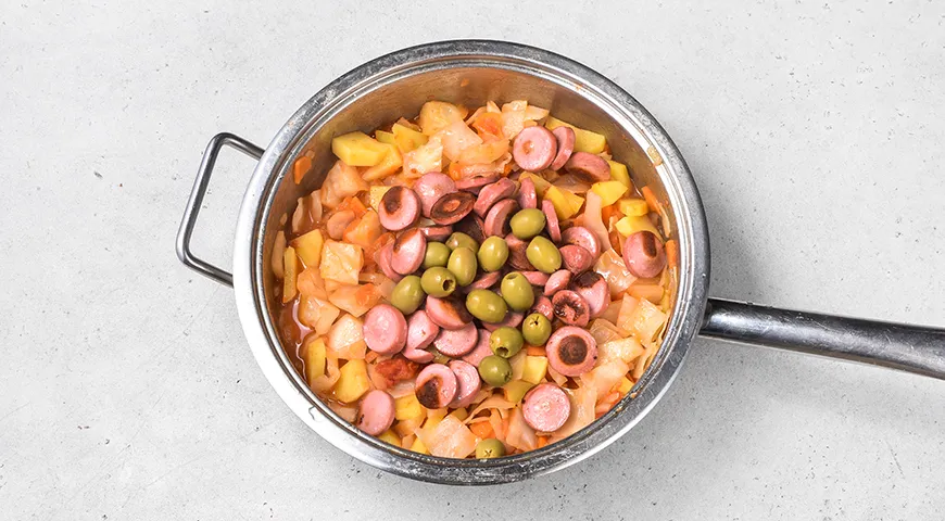 Тушеная капуста с картошкой и сосисками