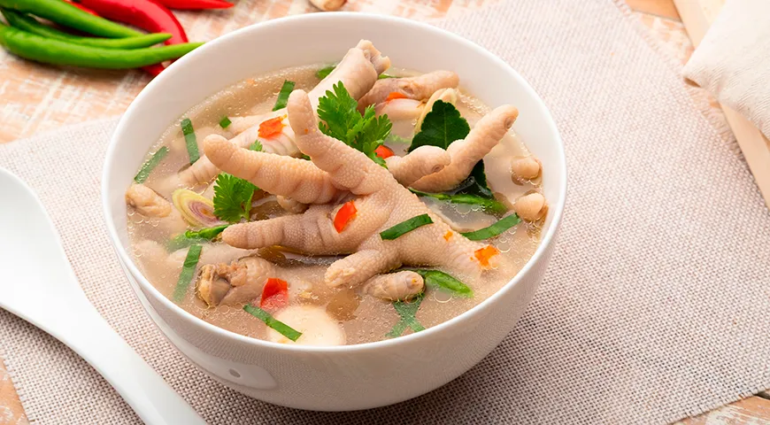 В Латинской Америке, особенно в Мексике, куриные лапки добавляют в бульоны для насыщенности