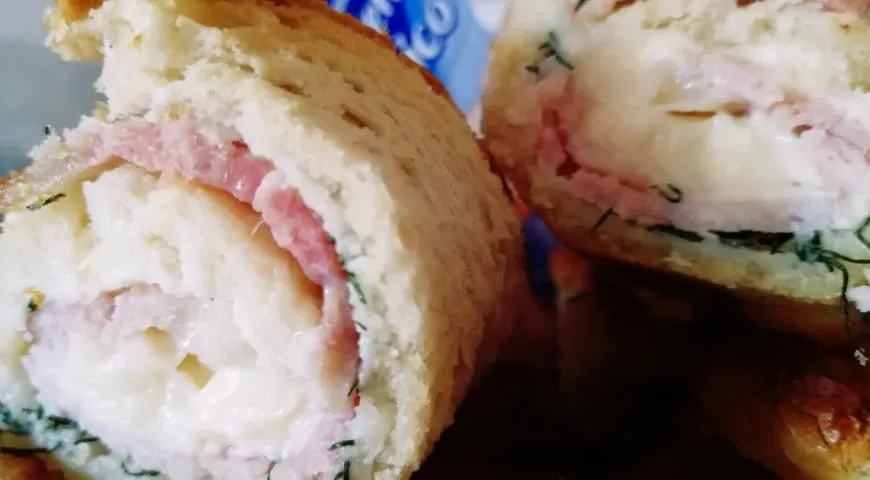Блюдо дня: бутерброды - рулеты с сыром и английским беконом