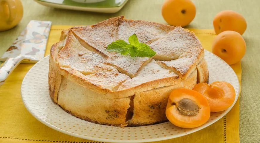 Шарлотка абрикосовая