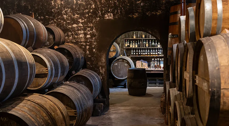 В дубовых бочках формируется глубокий цвет арманьяка, его структура и сложный ароматический профиль с нотами фруктов, специй и карамели