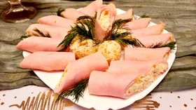 Рулетики из ветчины с копчёным сыром и чесноком