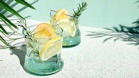 Действительно ли так полезна вода с лимоном, помогает ли она похудеть, какой от нее вред
