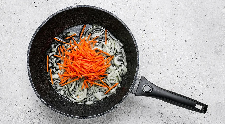 Рис с кабачками и морковью на сковороде