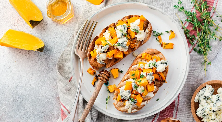 Сэндвич с запеченной тыквой, сыром дорблю, медом и тимьяном 