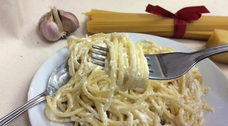 Как приготовить спагетти в сливочно-сырном соусе 