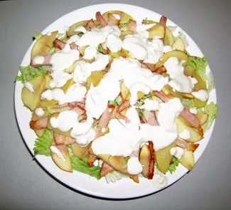 Салат с беконом и яблоком