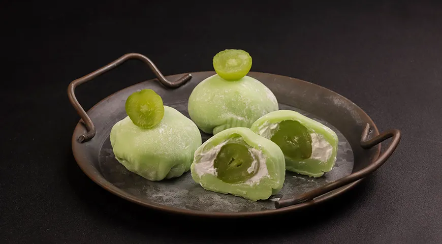 Целые ягоды винограда Шайн Мускат кладут внутрь премиальных дайфуку — традиционных японских моти