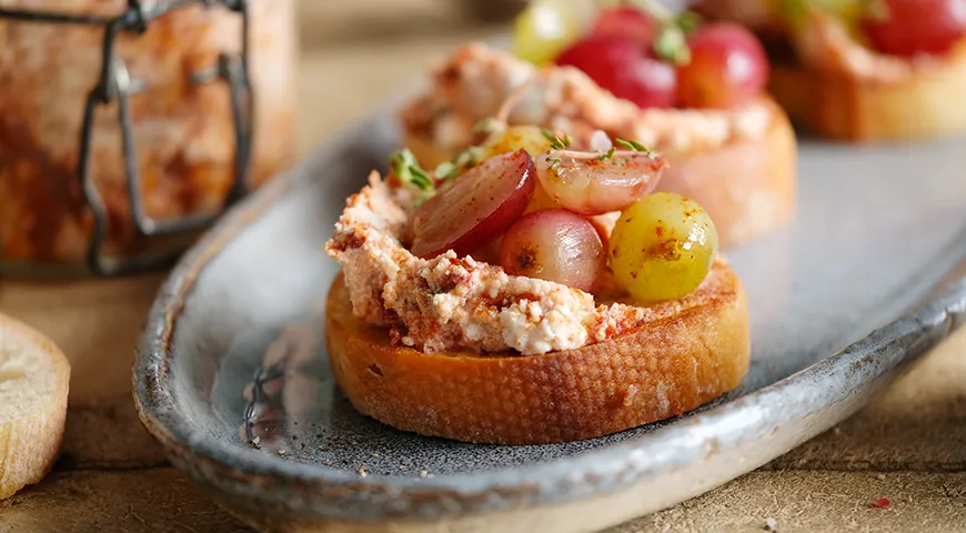Брускетты с томатным сыром и жареным виноградом
