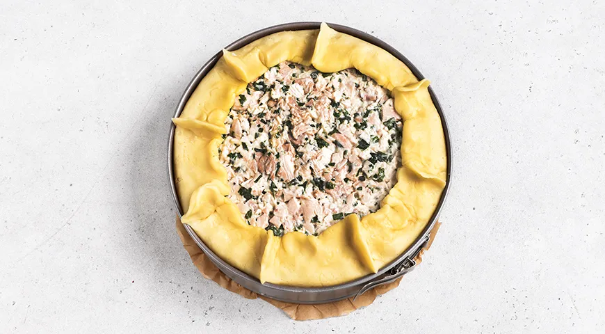 Курник с блинами с курицей и грибами