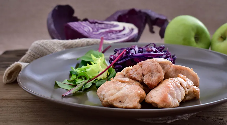 Говяжья зобная железа с красной капустой и листовым салатом