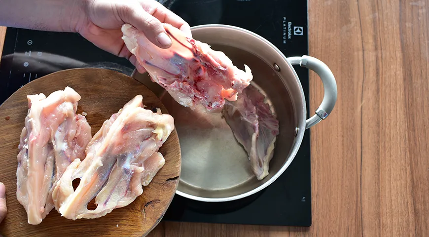 Для приготовления сациви варим бульон из большого количества куриных костей с кусочками мяса