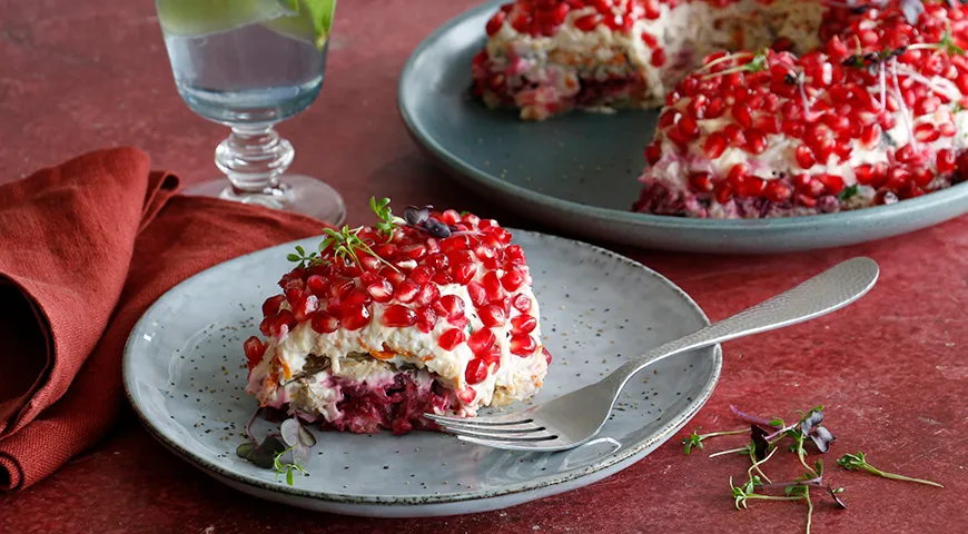 Салат Гранатовый браслет с курицей