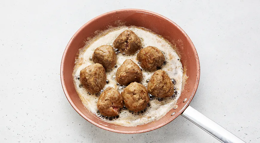 Тефтели под соусом бешамель