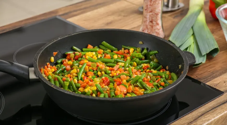 При разогревании еды на сковороде стоит добавить немного воды или бульона