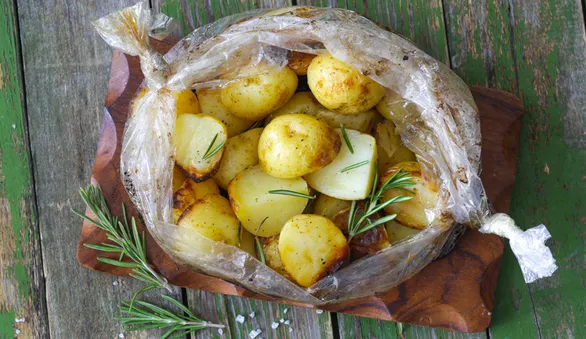 Молодой картофель с кожурой, готовим в духовке и на сковороде