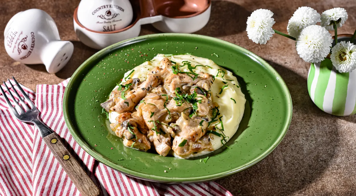 Рецепт курицы с шампиньонами в сметане на сковороде (можно приготовить цыпленка-бройлера)