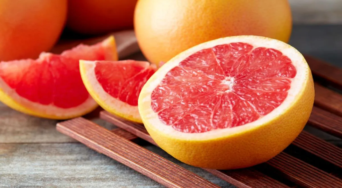 Если запивать таблетки грейпфрутом, можно умереть, рассказываем почему ученые пришли к такому выводу