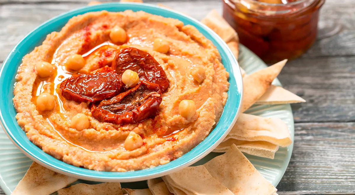 Хумус с вялеными томатами