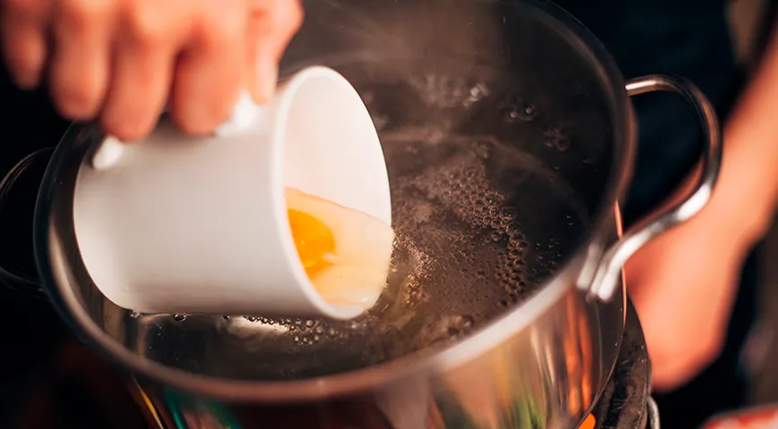 Яйцо пашот принято варить от 2 до 4 минут