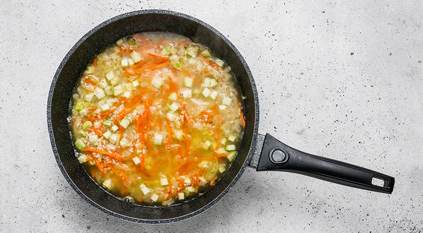Рис с кабачками и морковью на сковороде