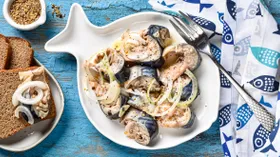 Маринованная скумбрия в масле с луком