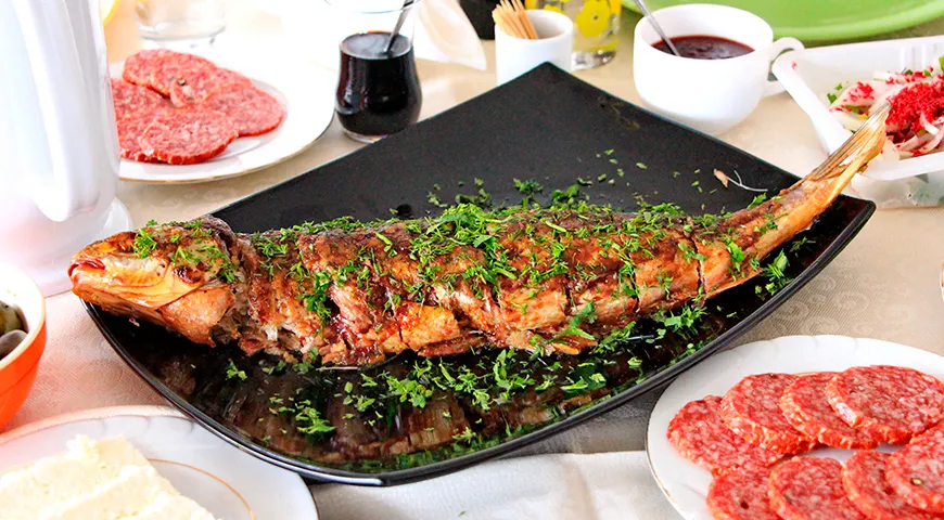 Жареная рыба кутум с томатным соусом