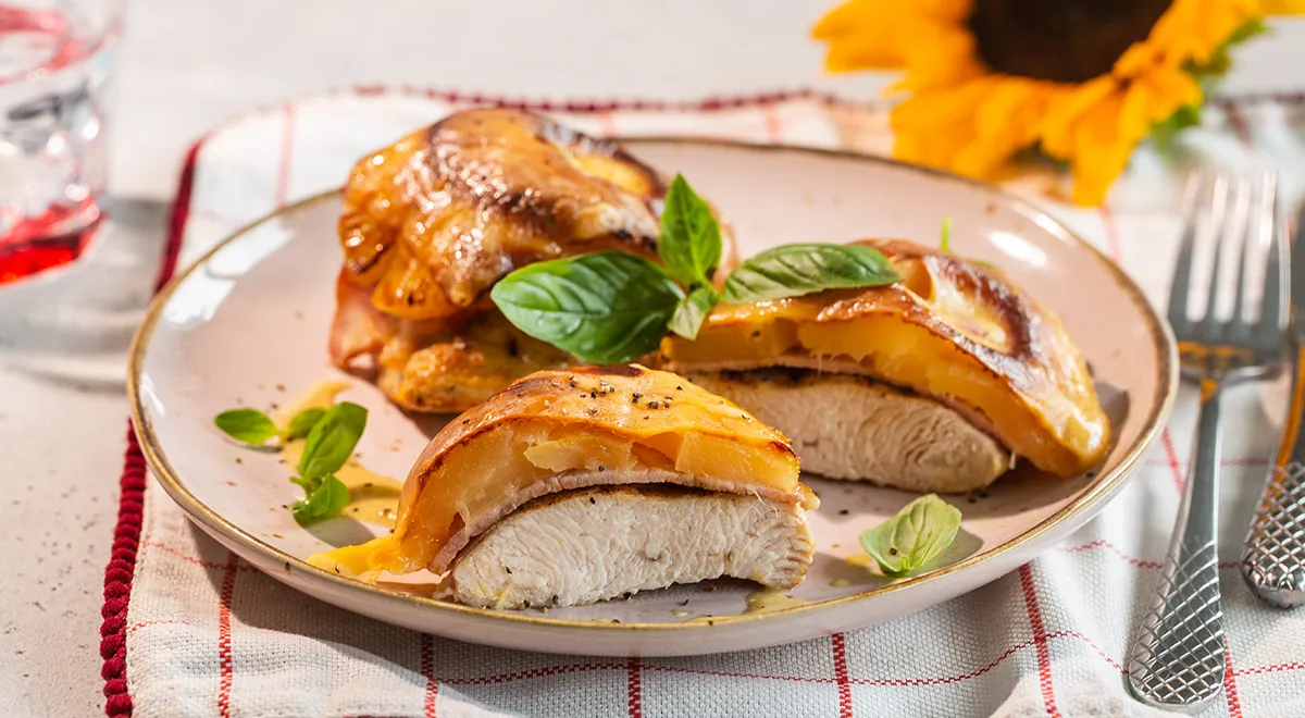 Индейка с ананасами под сыром в духовке