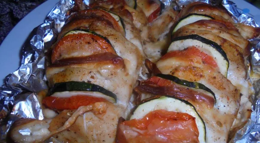 Способ приготовления запеченной куриной грудки с овощами и сыром