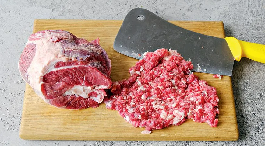 Мясо для кебаба лучше рубить, а не перекручивать в мясорубке