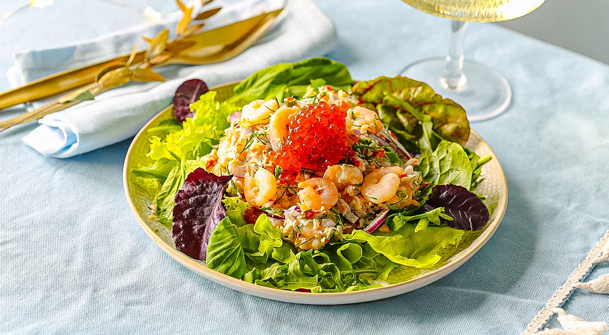 Крабовый салат с креветками и икрой