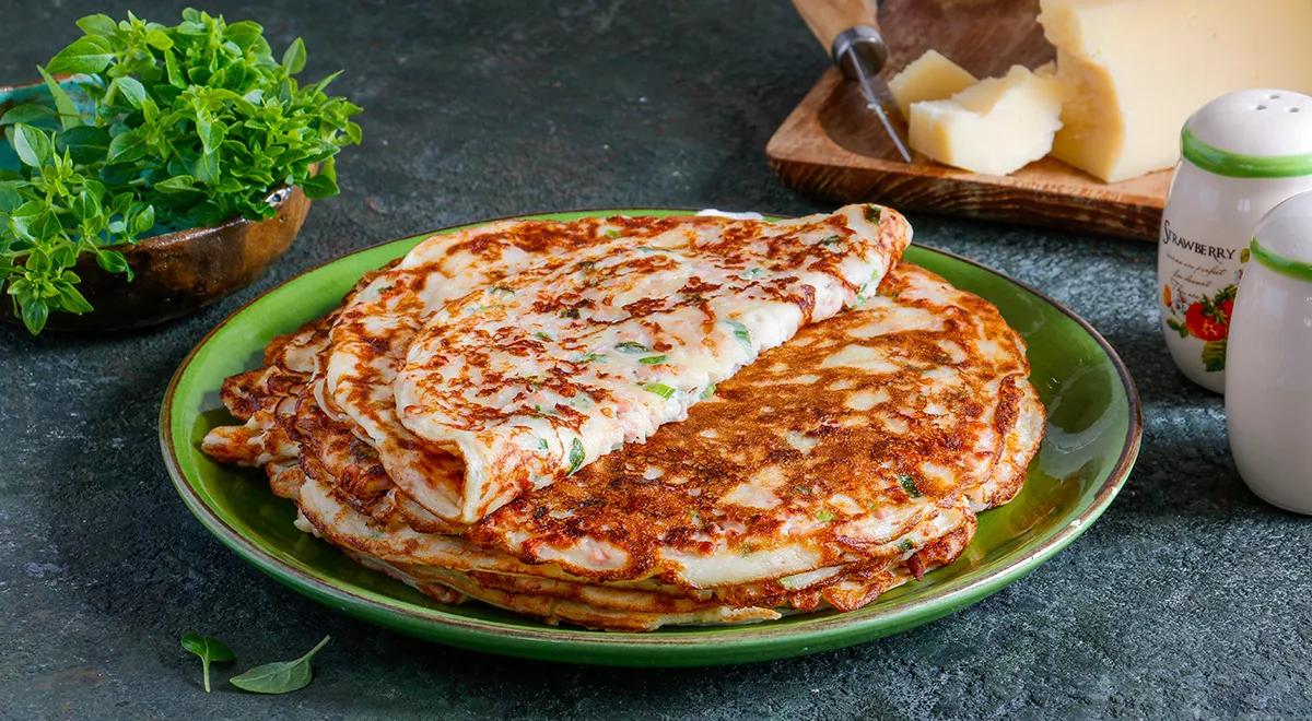 Рецепт блинов на кефире с колбасой вареной Докторской и сыром